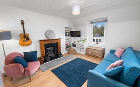 Charming Apt Nr Centre - Terrace & Street Parking